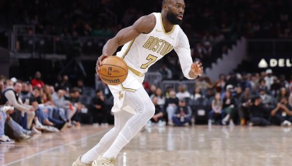 DB电竞-稳定全面！杰伦·布朗22中11拿下30分10板5助3断